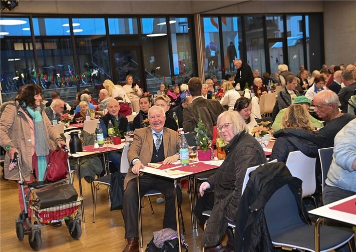 Heiligabend in Gemeinschaft: 220 Gäste und 40 ehrenamtlich Helfende verbrachten besinnliche Stunden im Klangraum des Cusanus Gymnasiums. Foto: Peter Seydel