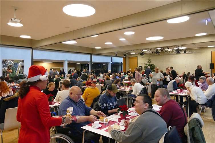 Heiligabend in Gemeinschaft: 220 Menschen freuten sich über besinnliche Stunden im Klangraum des Cusanus Gymnasiums. Fotos: Konstantin Wagner