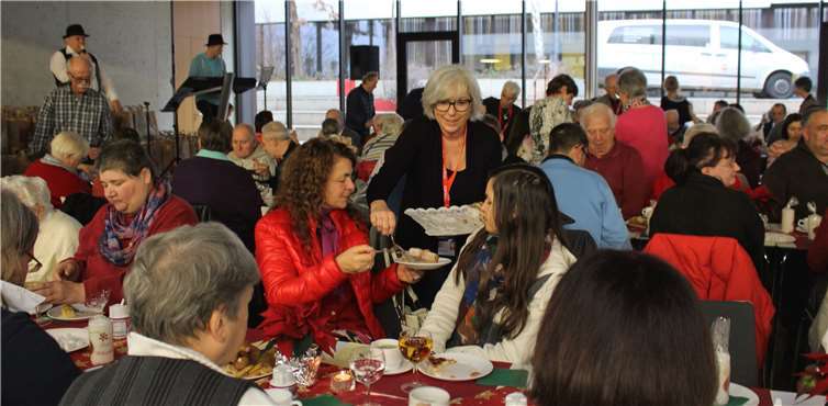 Heiligabend in Gemeinschaft: 240 Menschen freuten sich über besinnliche Stunden im Klangraum des Cusanus Gymnasiums.Privat