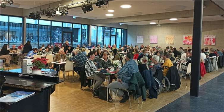 Heiligabend in Gemeinschaft: Im vergangenen Jahren verbrachten 180 Menschen besinnliche Stunden im Klangraum des Cusanus Gymnasiums. Foto: Andrey Dubilyer