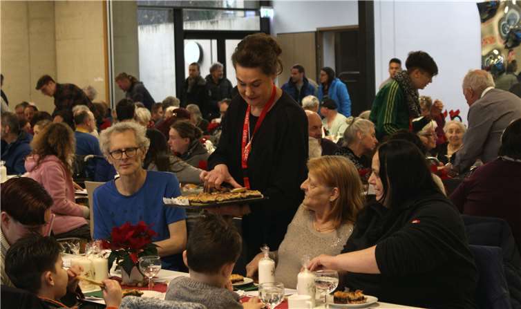 Heiligabend in Gemeinschaft:220 Menschen freuten sich über besinnliche Stunden imKlangraum des Cusanus Gymnasiums. Quelle: Caritasverband Koblenz