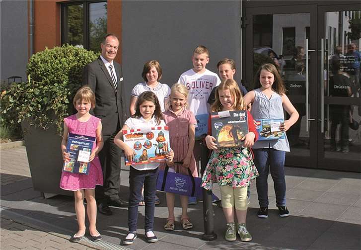 Heilo Ulrich, Vorstand der Raiffeisenbank Grafschaft-Wachtberg eG, übergab die Preise an die Ortssieger in den einzelnen Altersklassen. privat