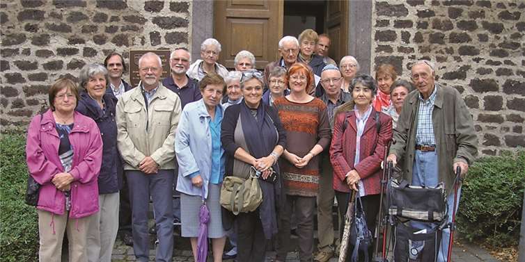 Heimat-Besuch Gäste, Mitglieder der Christlich-Jüdischen Gesellschaft und Mitglieder der Jüdischen Kultusgemeinde vor der Ehemaligen Synagoge in Polch. privat