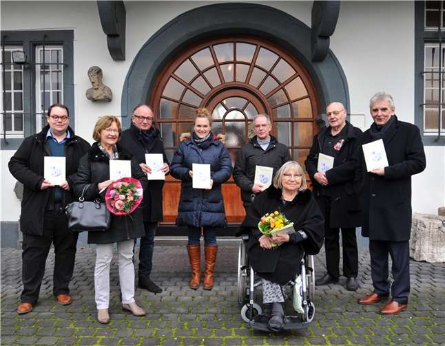 Heimat, Brauchtum, Mundart: In einer sich scheinbar immer schneller drehenden Welt kommt diesen drei Begriffen eine stetig wachsende Bedeutung zu. Wie groß das Interesse an Regionalität und an Mundart als Ausdruck von Identität ist, hat auch das Andernacher Stadtmuseum bemerkt. Und so ist das „Andernacher Wörterbuch“ - erweitert zum „Ons Häimatbooch“ - erschienen und ab sofort erhältlich. Darüber freuen sich (von links) Museumsleiter Dr. Kai Seebert, Elke Hunder, Tochter von Hans Hunder, Herausgeber der ersten Auflage, Oberbürgermeister Achim Hütten, Kulturamtsleiterin Charlotte Everling, Hans-Werner Röder vom Stadtmuseum, Mundartautorin Gisela Pfeil, Rainer Schmelz vom Stadtmuseum und Bürgermeister Claus Peitz. Foto: Stadt Andernach/Maurer