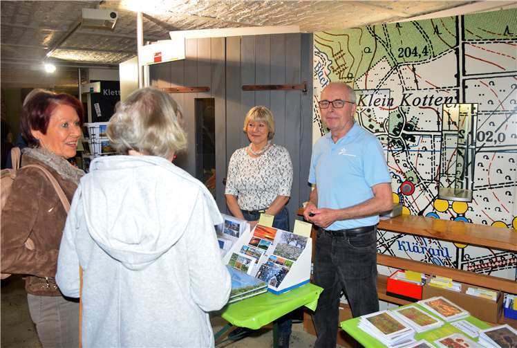 Heimat und Naturfotograf Heinz Pützler mit seiner Ehefrau Evi im Naturparkzentrum Himmeroder Hof.