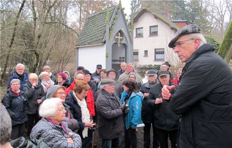 Heimatforscher Dietrich Schabow erläutert Wissenswertes zum Schlosspark. Foto: -PS-