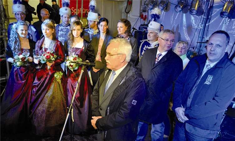 Heimatfreundechef, Oberbürgermeister und Ortsvorsteher eröffneten das Gülser Blüten- und Weinfest. HEP