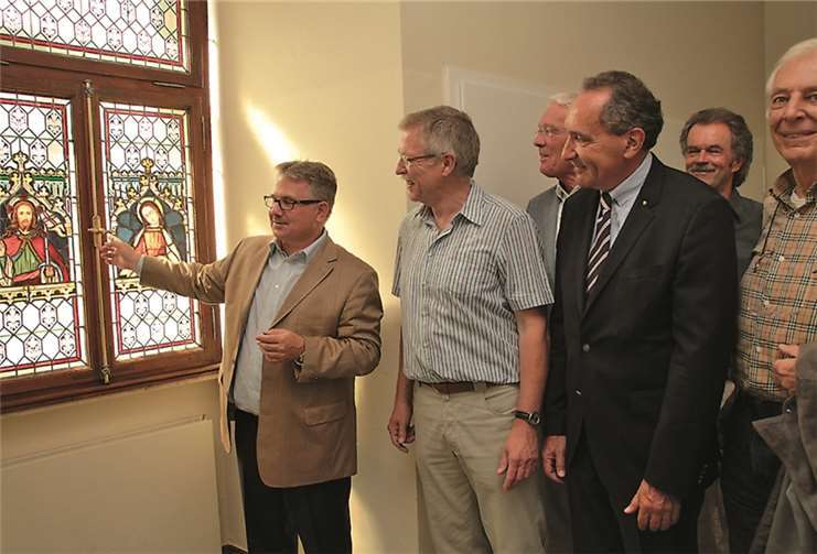Heimatkundler Adolf T. Schneider (links) erklärte dem Stadtbürgermeister Günther Hahn (2.v.l.) und den Kollegen des Lionsclubs die Fenstermotive. AND