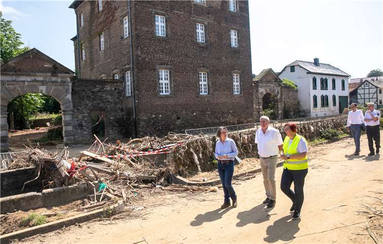 Heimatministerin Ina Scharrenbach am Orbach in Odendorf. Foto: JOST