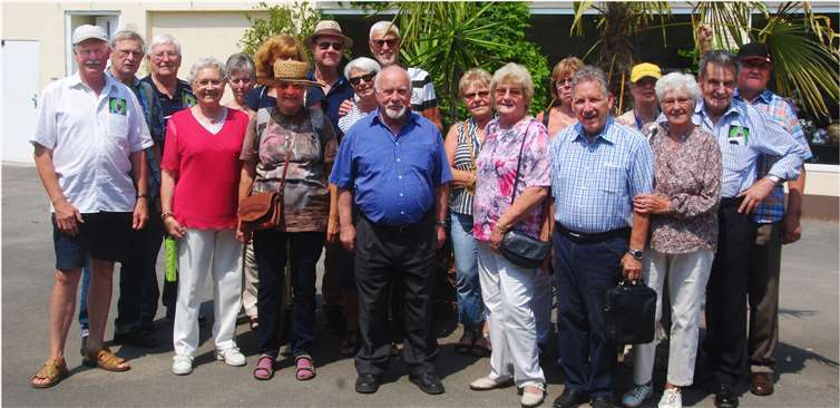 Heimatordenträger und -trägerinnen mit Partnerinnen und Partnern besuchten die Straußenfarm Gemarkenhof in Remagen. privat