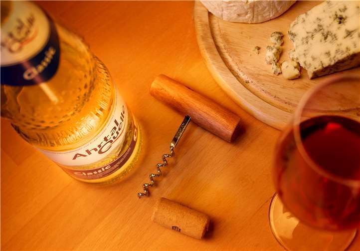 Heimatverbunden: Die Ahrtalquelle positioniert sich als ideales Wasser zu den Weinen der Region. Valery Kloubert