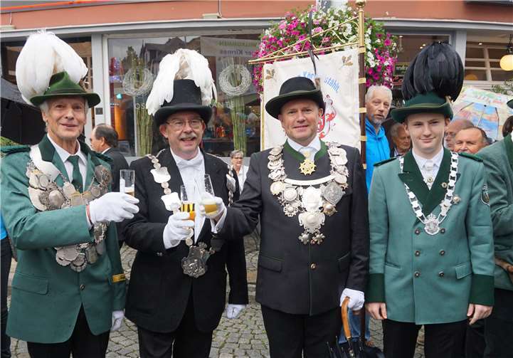 Heimatverbundenheit und Tradition: Die Majestäten der Sinziger Schützenvereine stießen auf die Kirmes an.