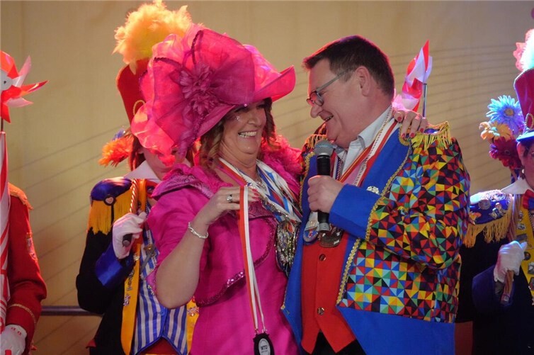 Heimbach-Weis Obermöhn Heike (Strüder) überreicht SWN Direktor Stefan Herschach ihren Orden. 