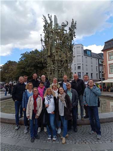 Heimbach-Weiser Kirmesjahrgang 1971/72 am Mainzer Fastnachtsbrunnen.  Foto: Claus Schröder
