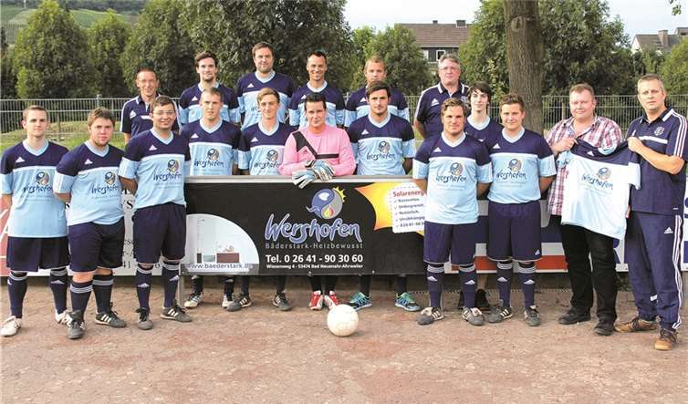 Heimersheim. Manuel Busa Vorsitzender der SG Landskrone nahm dankend den neuen Trikotsatz der Firma Wershofen aus Heimersheim von Andy Wershofen entgegen. Mit dem neuen Satz können nun alle Spieler ausstattet werden und soll als Motivation für das Ziel Meisterschaft zusätzliche Kräfte freisetzen.privat