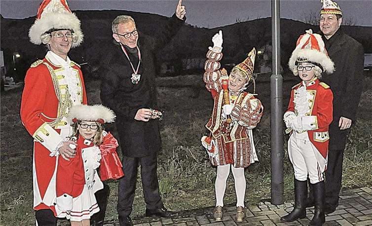 Heimersheimer Kinderprinz Luca I. kann sich über sein eigenes Straßenschild freuen. privat