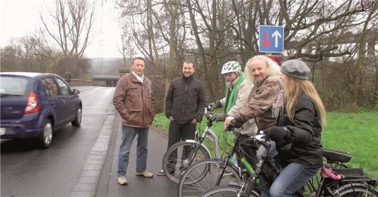 Heimersheimer und Ehlinger Ortsbeiratsmitglieder von Bündnis/90 Die Grünen weisen auf die Gefahrenstelle Heppinger Brücke hin. privat