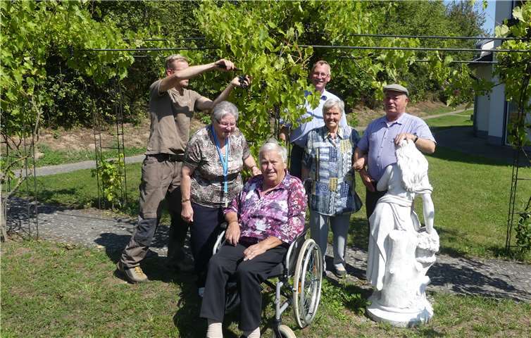 Winzermeister Markus Hostert ist Weinrebenpate in der Villa Heimleiter Klaus Vitten freut sich zusammen mit den Senioren über den fachlichen Rat von Winzermeister Markus Hostert. Foto: privat