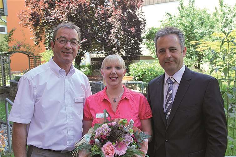 Heimleiter Siegfried Hartinger (v.l.) und Geschäftsführer Marc Gabelmann (r.) hießen Angelika Seifert als neue Pflegedienstleiterin im Josef-Ecker-Stift willkommen. privat