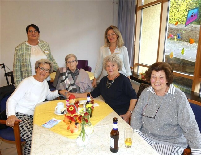 Heimleiterin Maureen Nuppeney (h.l.) und Pflegedienstleiterin Angela Brinkmann (h.r.) waren Gastgeber der Veranstaltung. Fotos: TE
