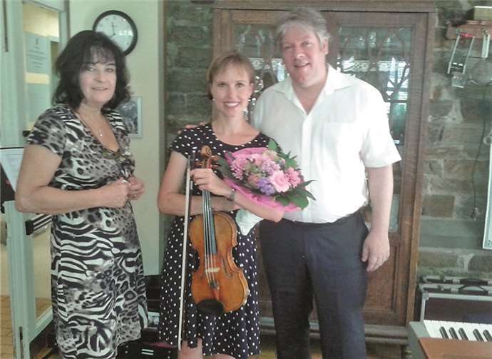 Heimleiterin Rita Berens bedankte sich bei Hendrike Steinebach und Wolfram Schmitz für ihre wundervolle Musikdarbietung. privat