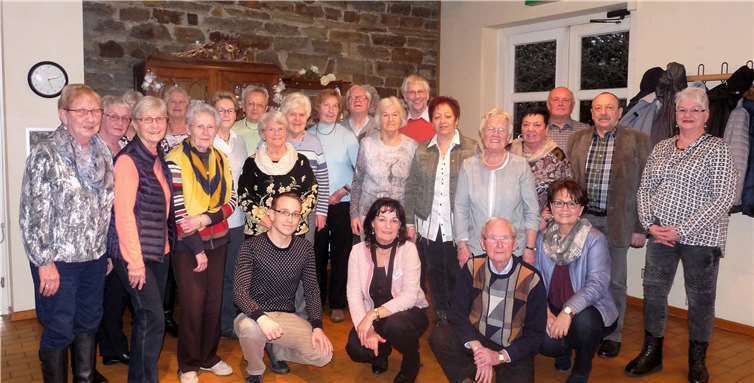 Heimleiterin Rita Berens (vorne Mitte) freut sich über das große ehrenamtliche Engagement im St. Josef. privat