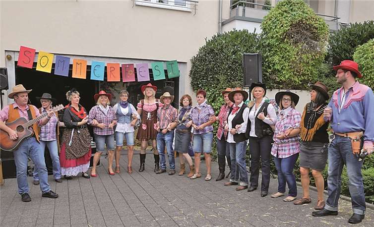 Heimleitung und Mitarbeiter hatte sich natürlich passende in Schale geworfen. StF