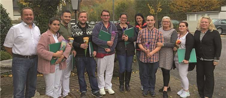 Heimleitung und neue Auszubildende beim gemeinsamen Gruppenfoto. privat