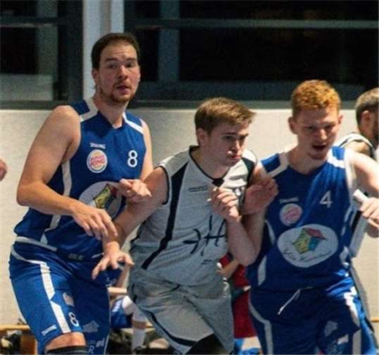 Heimspiel gegen Trimmelter SV Dennis: Decker wird in die Mangel genommen.