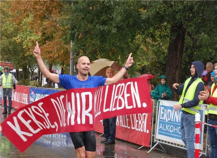 Heimvorteil genutzt: Christian Schmitz durchläuft als Erster das Zielband.
