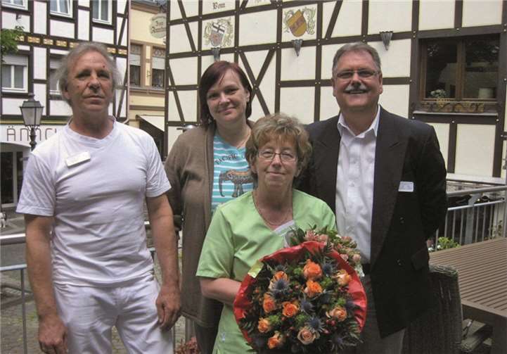 Hein Korb, Olga Atamanova und Alfons Busch gratulierten Ursula Müllerzum 30-jährigen Dienstjubiläum. privat