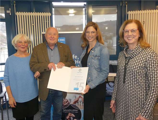 Hein Kugel, WEISSER RING-Gründer Außenstelle Cochem-Zell (2.v.l.), erhielt für sein langjähriges Engagement aus der Hand der Landesvorsitzenden Sabine Bätzing-Lichtenthäler Ehrennadel und Urkunde. Foto: TE