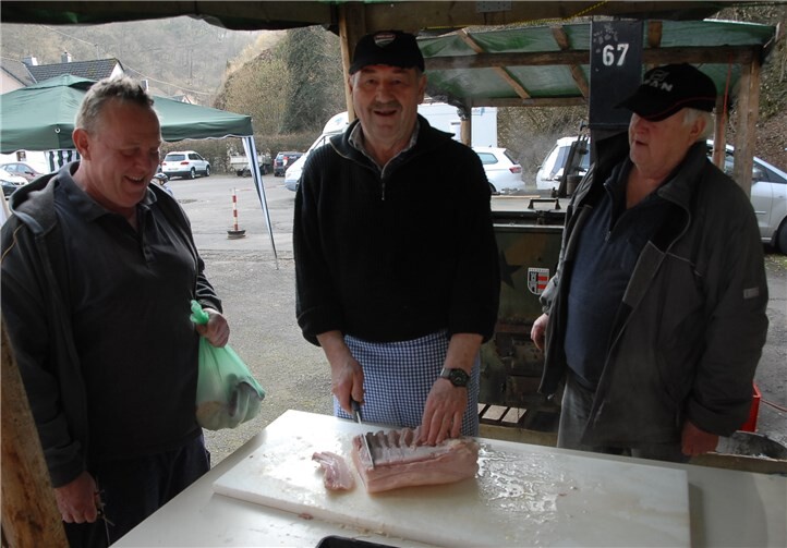 Heiner Eulenbach und Josef Lammersdorf (von rechts) sind für dasBefeuern der Gulaschkanone und die Zubereitung des Fleischs zuständig.