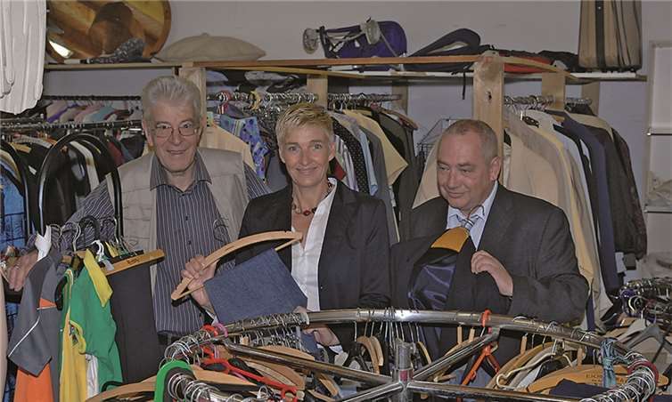 Heiner Pilger (v.l.) vom „Kleiderpavillon“ informierte SPD-Kreistagsmitglied Bettina Bähr-Losse und Andreas Wollmann über das soziale Aushängeschild der Gemeinde Wachtberg. SPD Wachtberg