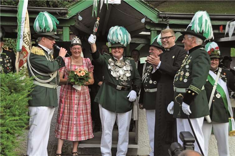 Heini Scheil mit seiner Frau Doris aus Kripp nahmen die Glückwünsche als neues Remagener Schützenkönigspaar entgegen.AB