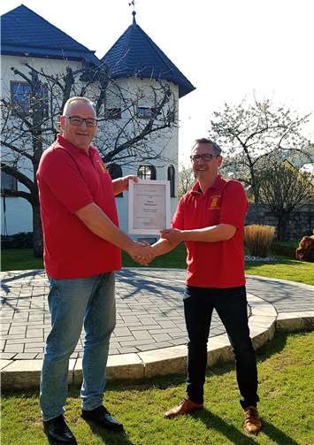 Heinmatfreunde-Vorsitzender Timmy Heyer (re.) überreichte Dirk Kissel die Urkunde zum Ehrenvorsitzenden des Vereins.  Foto: Anne Löhr