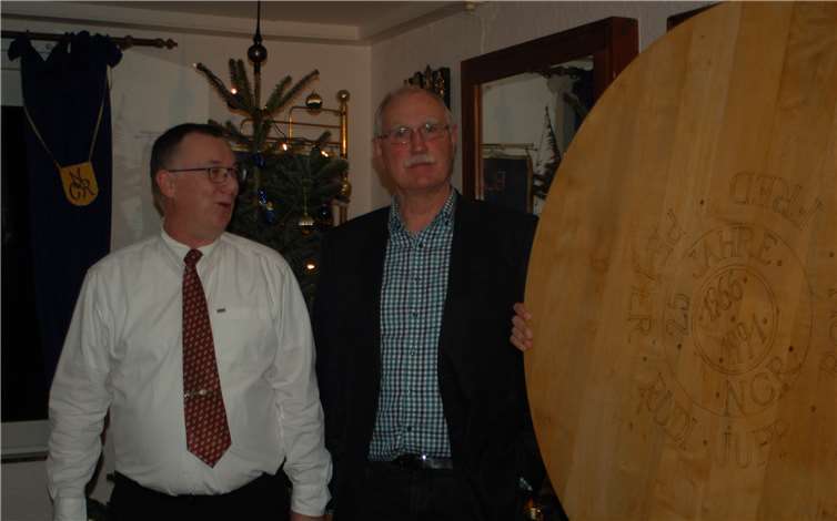 Heino Gendrich hatte die Platte des Gründungstischs neu aufgearbeitet.