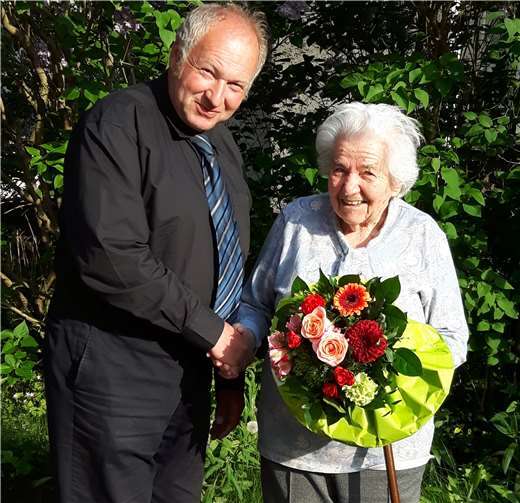Heinrich Ax gratulierte der Jubilarin im Namen der Stadt Sinzig und des Ortsbeirats. privat