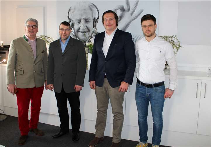 Heinrich Beth und sein Geschäftsleiter, Augenoptikermeister Fabian Neumann, flankieren die neuen Hausmitbewohner, Mario Tapella (2.v.r.) und Mario Schmitz. Foto: DL