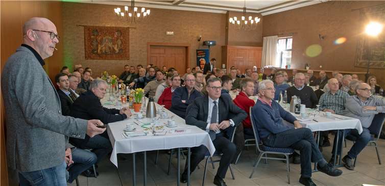 Positive Bilanz der Raiffeisen Handelsgesellschaft trotz Ackerbau unter Veränderungsdruck Heinrich Brockerhoff von der Landwirtschaftskammer Nordrhein-Westfalen (links) gab bei der Ackerbautagung in Rheinbach einen Ausblick auf zukünftige Fruchtfolgen und Produktionsweisen.