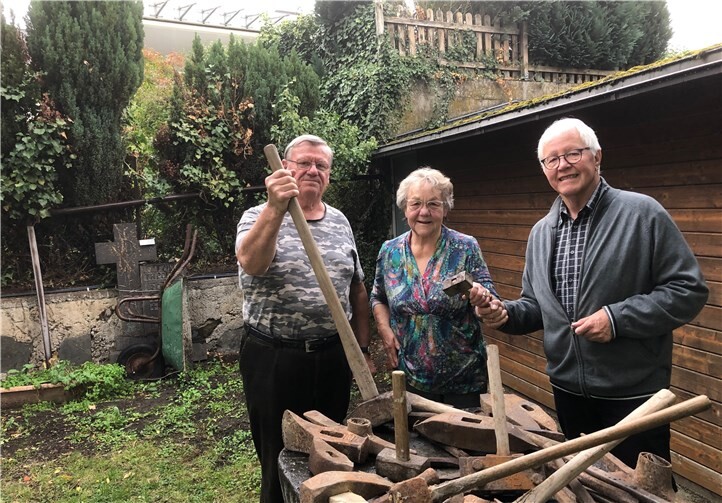 Heinrich Schäfer (li.) fand bei Frau Hänsgen Werkzeuge aus früheren Zeiten. Foto: privat
