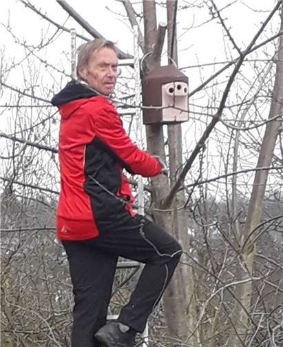 Heinz Bengel beim Befestigen eines Nistkastens für die Blau-, Sumpf-, Tannen- oder Haubenmeise.Foto: privat
