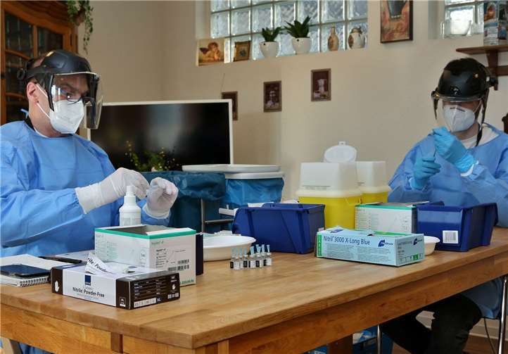 Heinz Brands und Tim Keuler bereiten die Impfstoff-Injektionen vor. Die zwei Apotheker gehören zu einem insgesamt neunköpfigen Team von Apothekern und Pharmazeutisch Technischen Assistenten (PTA) aus dem Kreis Ahrweiler, die sich in der Pandemiebekämpfung in den mobilen Impfteams und im Landesimpfzentrum engagieren. Fotos: Thorsten Trütgen