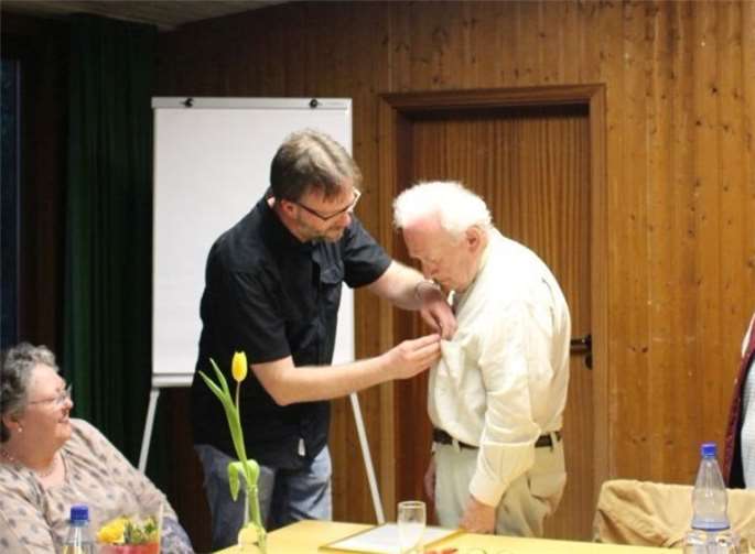 Heinz Breuer wurde für seine 65-jährige aktive Mitgliedschaft im Kirchenchor geehrt.Privat