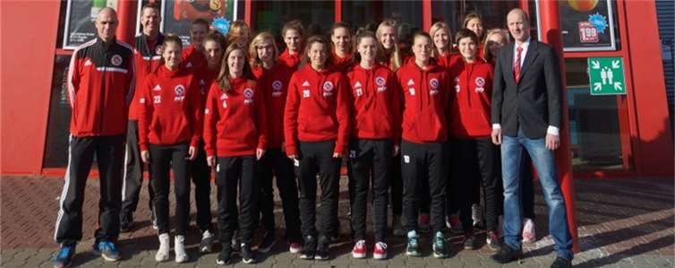 Heinz Bücker, der Leiter des HIT-Marktes am Mittelzentrum, freut sich mit dem Team des SC 13 Bad Neuenahr über das neue Outfit.SC 13 Bad Neuenahr