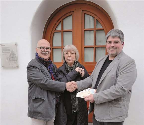 Heinz Dehren freut sich sehr über die großzügige Geste des Ehepaars Hegemann und versprach das Geld für die Renovierung der Waldkapelle auf dem Berg einzusetzen.privat