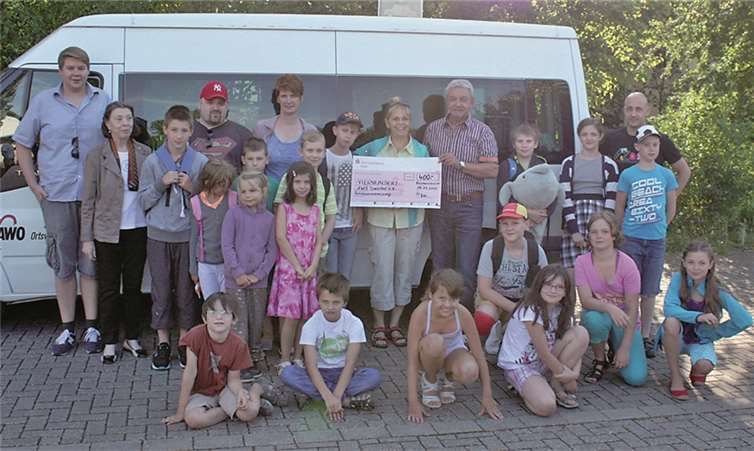 Heinz-Dieter Stein, Frau Wagner und Tobias Leuning bei der Scheckübergabe an Maria Gleißner. Privat