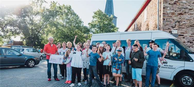 Heinz-Dieter Stein, Vorsitzender des „Vereins der Freunde und Förderer der Kinder- und Jugendarbeit in Swisttal e.V., überbrachte den Scheck.  privat