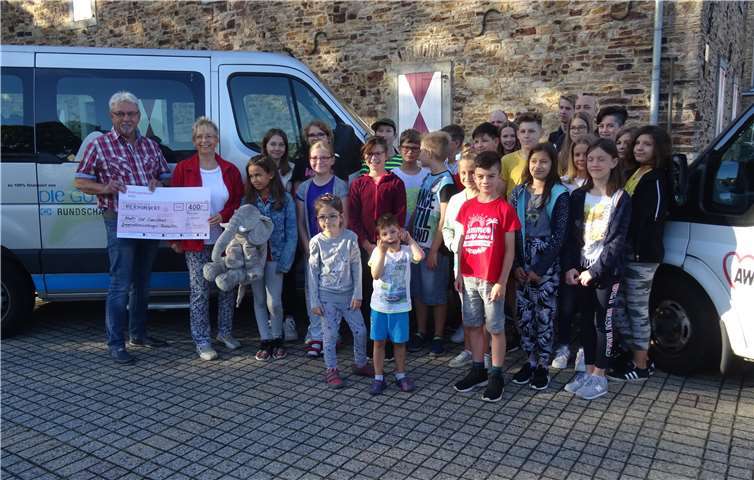 Heinz-Dieter Stein bei der Scheckübergabe an Maria Gleißner.Foto: privat