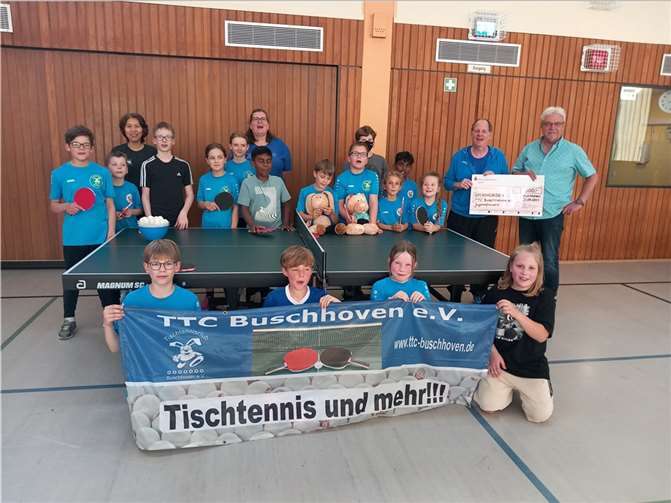 Heinz Dieter Stein bei der Scheckübergabe an Ralf Meuter.  Foto: privat